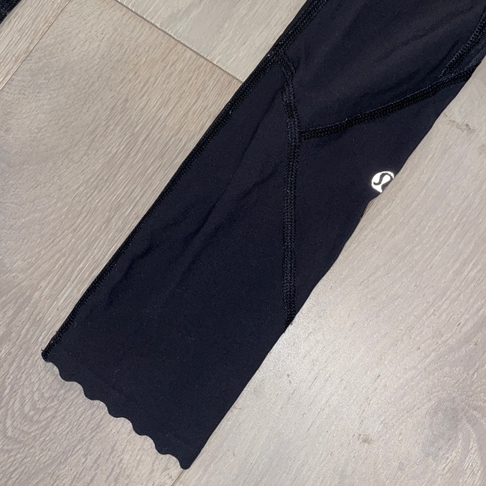 LULU LEMON Black scallop ankle legging, size 6